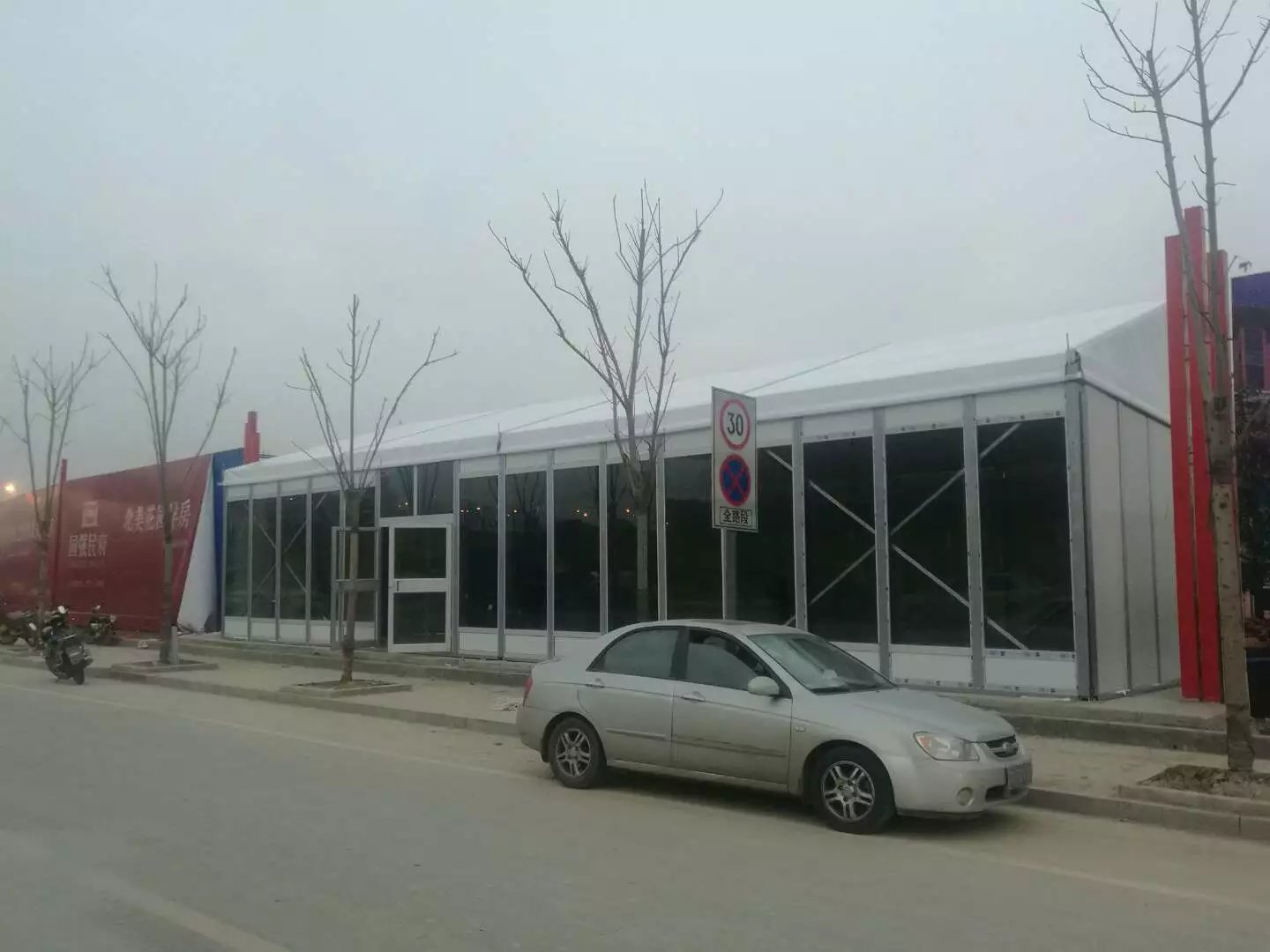 景美篷房傾力打造：滁州國強(qiáng)民富售樓處定制精品玻璃夾心硬質(zhì)玻璃篷房